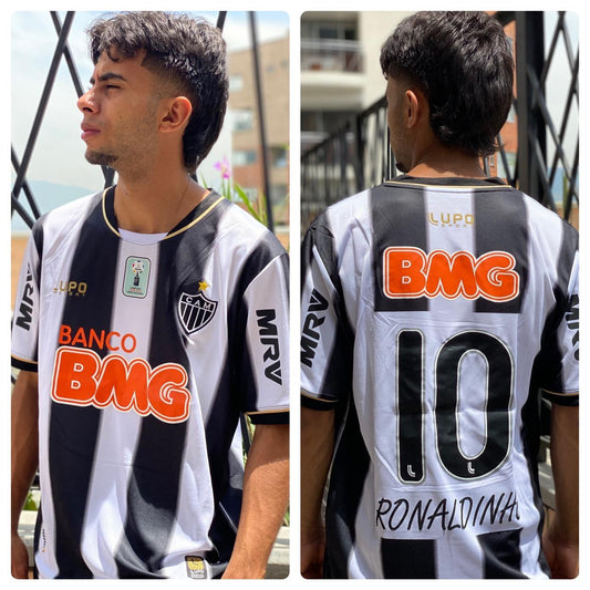 Camiseta RETRO -  RONALDINHO – ATLETICO MINEIRO Local – 2013/14 MANGA CORTA + Envío Gratis